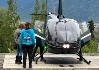 Aurélie embarque en hélicoptère pour une mission sur un glacier